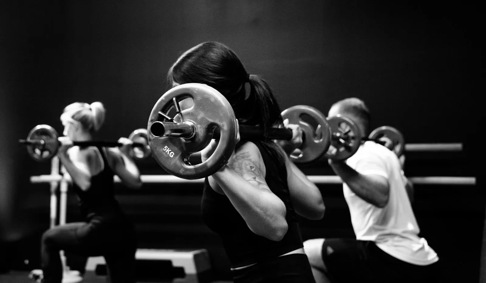 A barbell session mid-rep, in black and white.